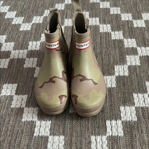 Hunter boots size 6 women it’s missing one of the insoles